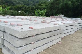 钢筋混凝土盖板模具浇筑水泥盖板时应使用哪种级别的钢筋？